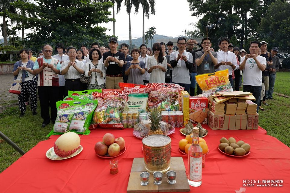 【老師你會不會回來】主演、主創團隊(小應左為南投縣新聞及行政處副處長黃富鈴)祈求開.jpg