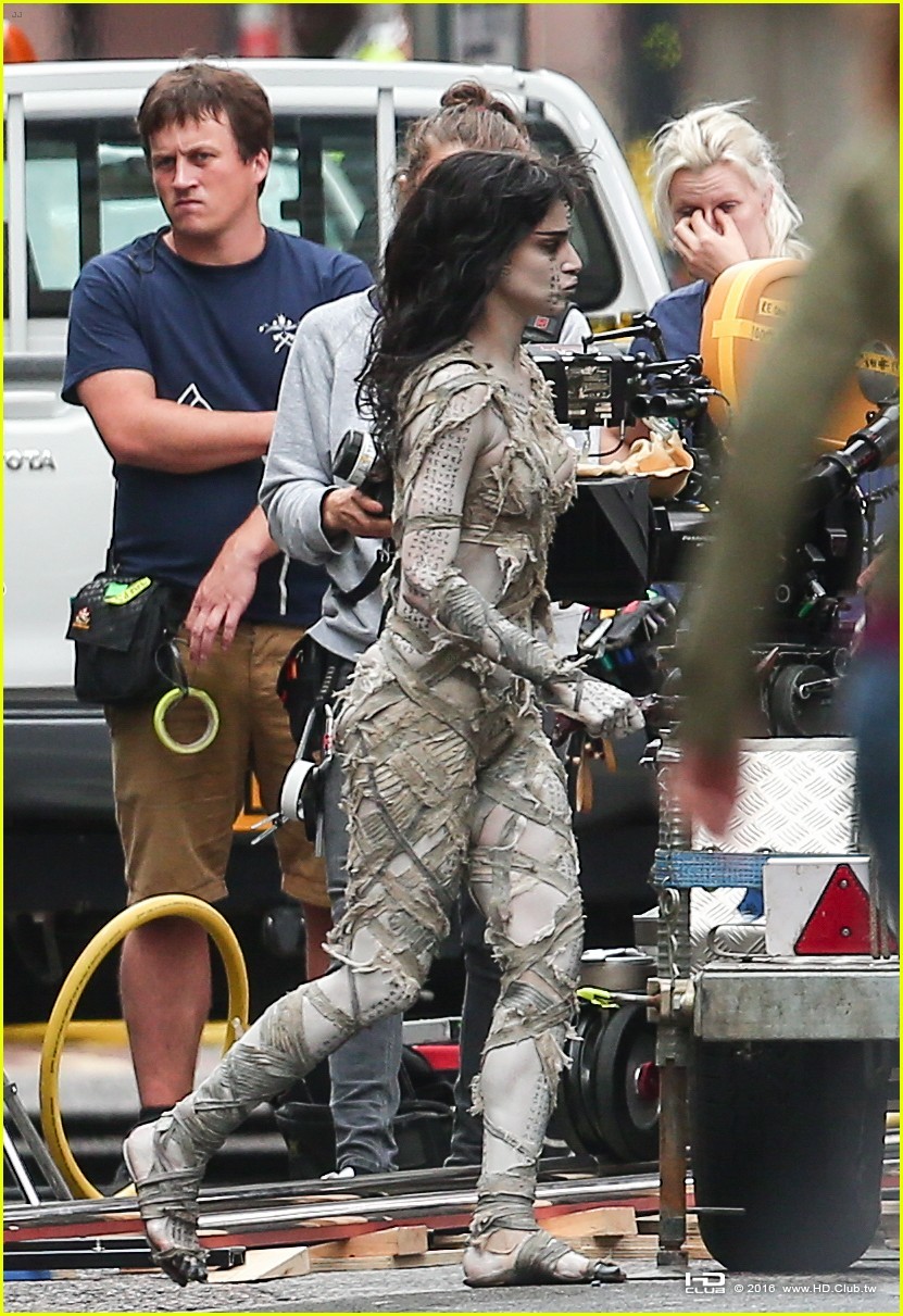 sofia-boutella-films-the-mummy-in-full-costume-makeup-01.jpg