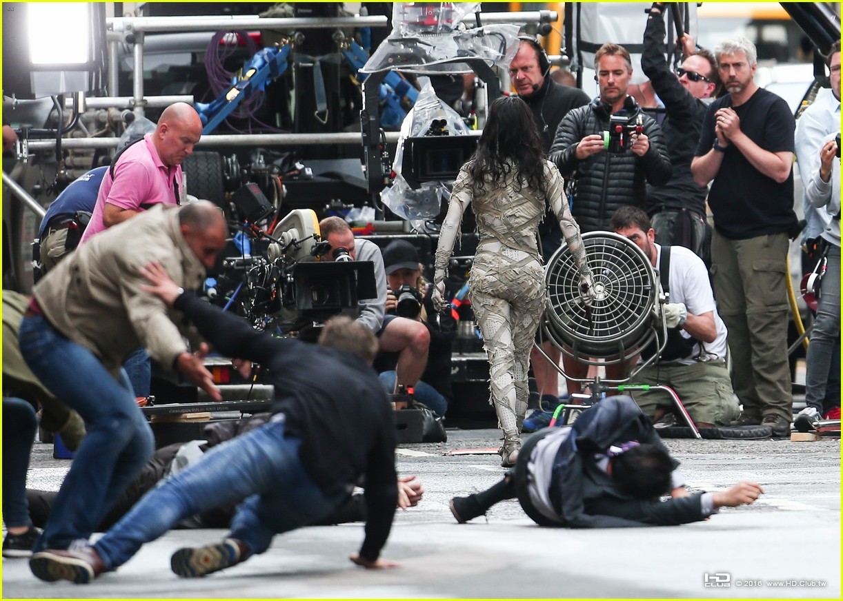 sofia-boutella-films-the-mummy-in-full-costume-makeup-03.jpg