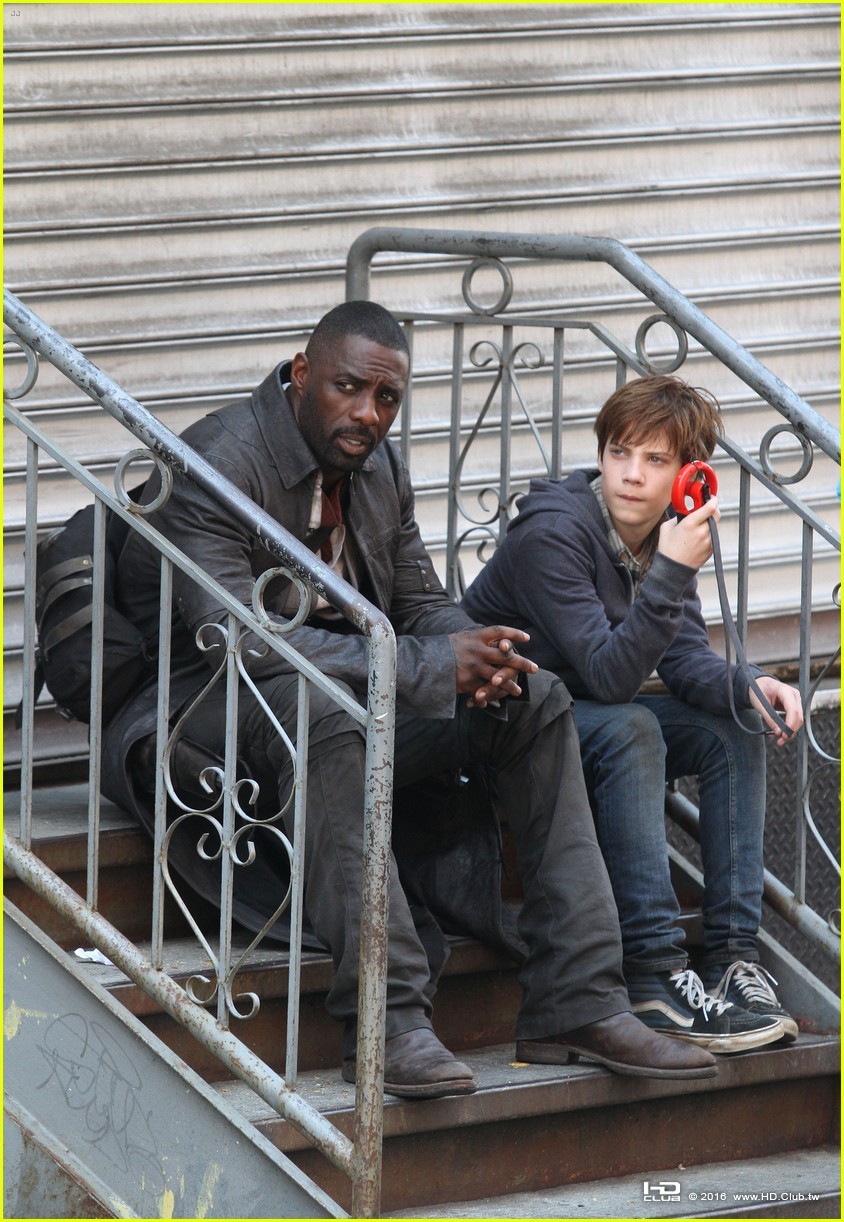 idris-elba-films-dark-tower-scenes-with-tom-taylor-as-jake-19.jpg