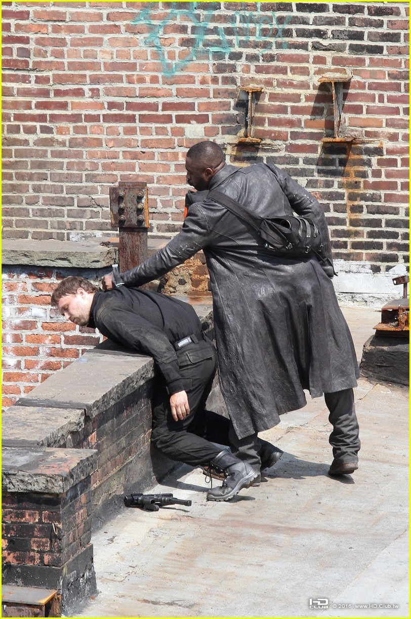 idris-elba-unbuttons-his-shirt-on-the-dark-tower-set-01.jpg