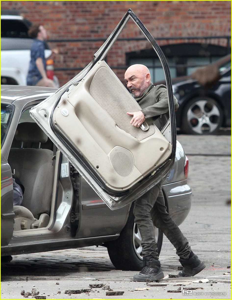 idris-elba-battles-jackie-earle-haley-on-dark-tower-set-03.jpg