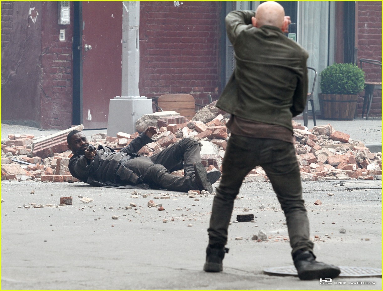 idris-elba-battles-jackie-earle-haley-on-dark-tower-set-04.jpg