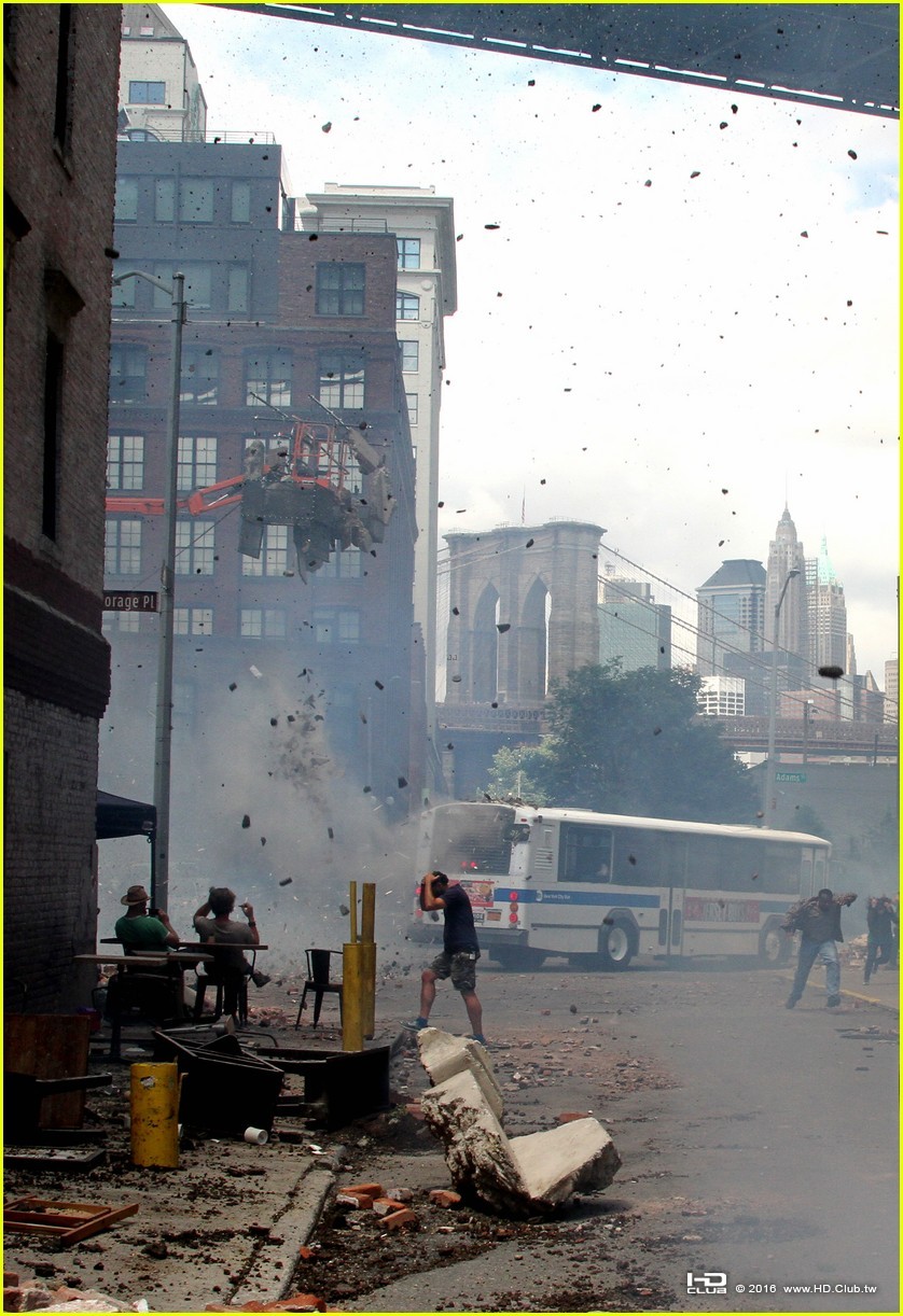 idris-elba-battles-jackie-earle-haley-on-dark-tower-set-44.jpg