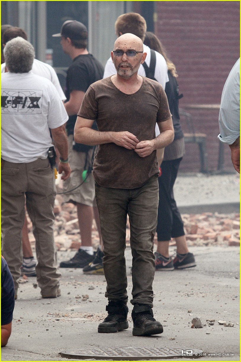 idris-elba-battles-jackie-earle-haley-on-dark-tower-set-36.jpg