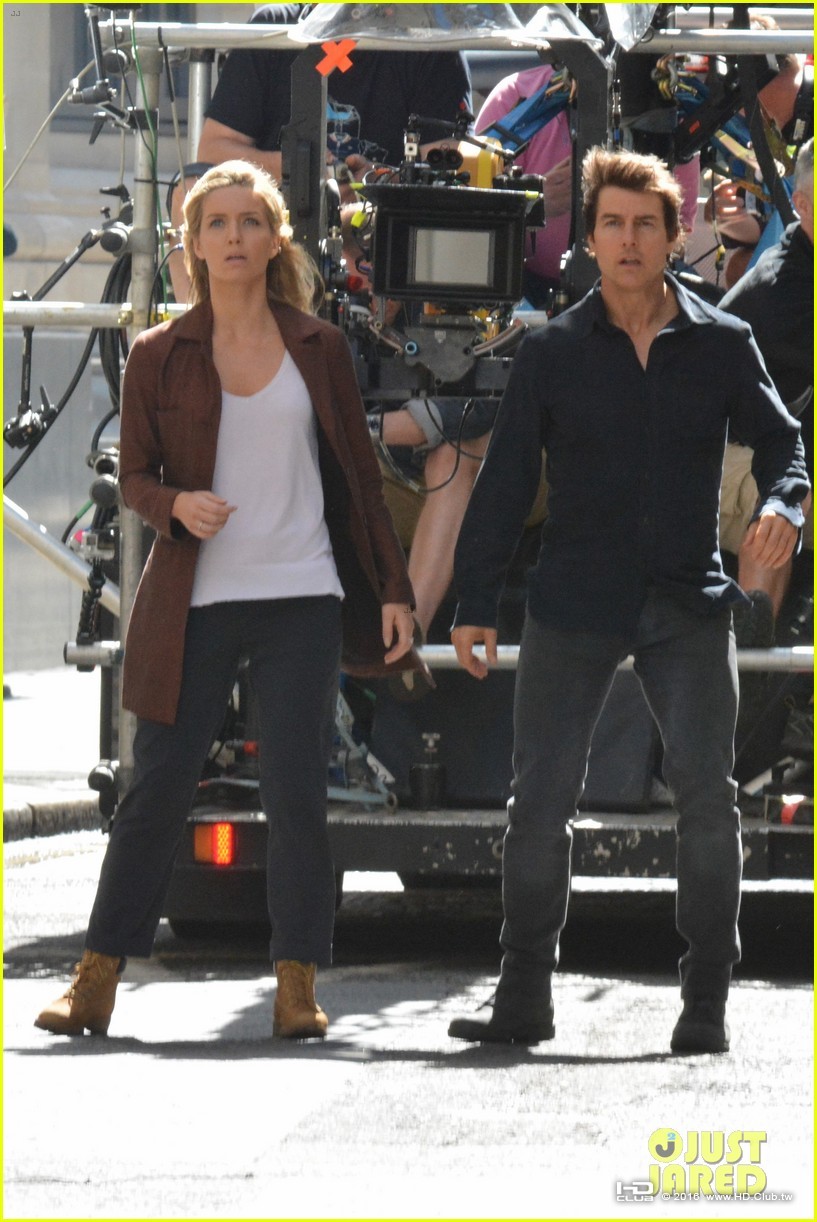 tom-cruise-gets-back-into-action-for-the-mummy-with-annabelle-wallis-01.jpg
