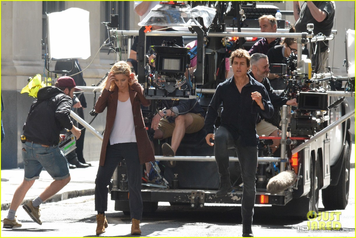 tom-cruise-gets-back-into-action-for-the-mummy-with-annabelle-wallis-03.jpg