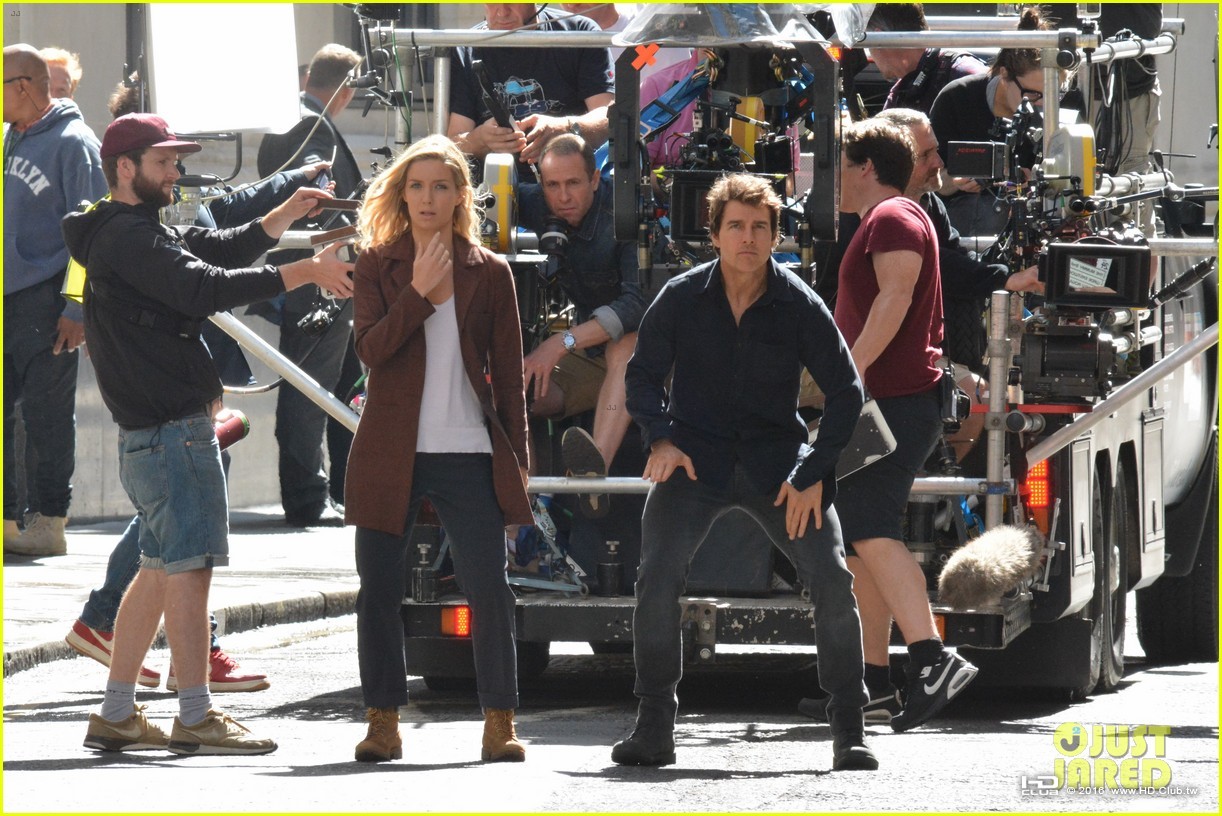 tom-cruise-gets-back-into-action-for-the-mummy-with-annabelle-wallis-34.jpg