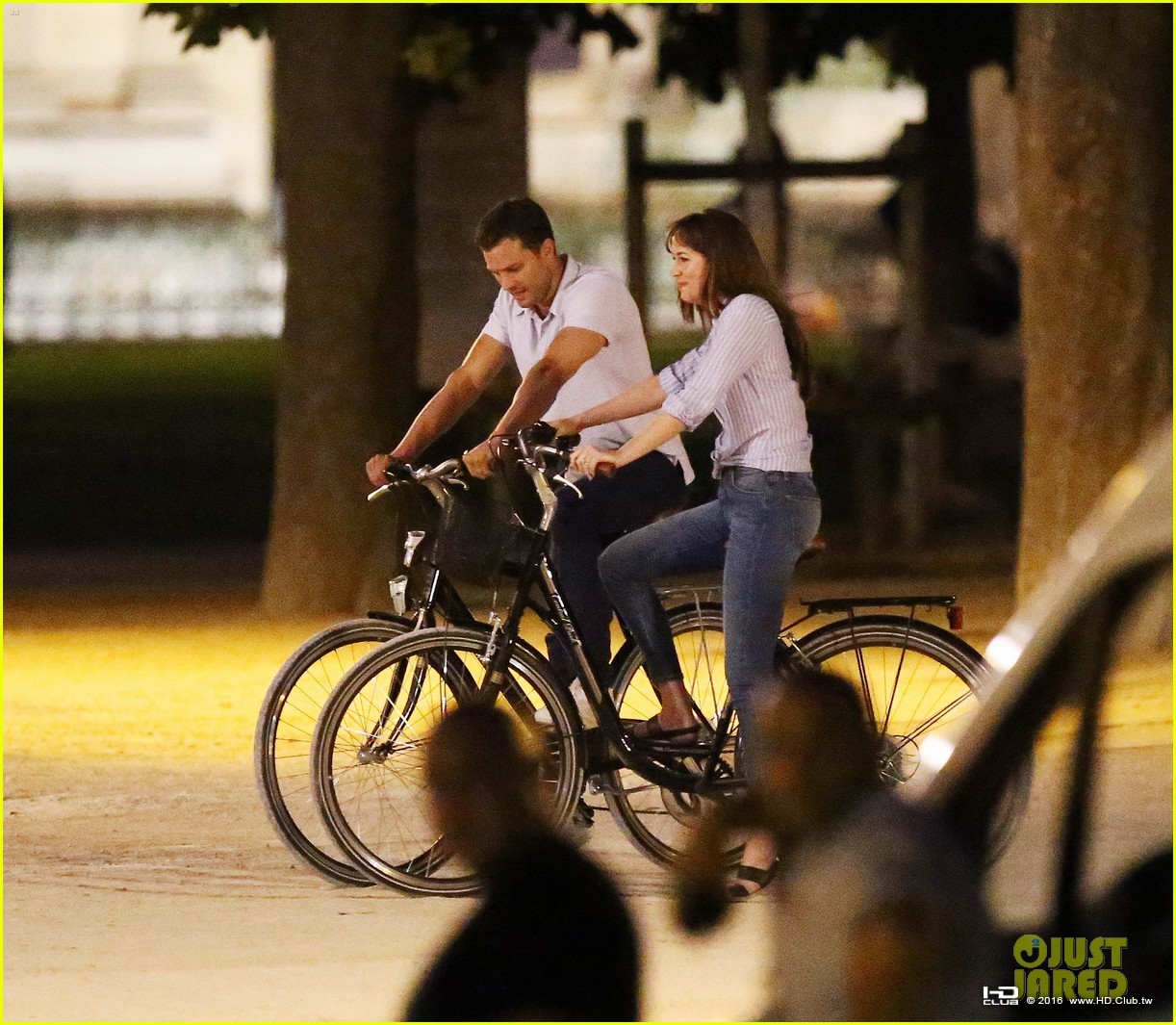 dakota-johnson-jamie-dornan-bikes-fifty-shades-01.jpg