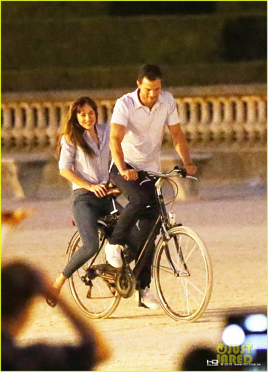 dakota-johnson-jamie-dornan-bikes-fifty-shades-03.jpg