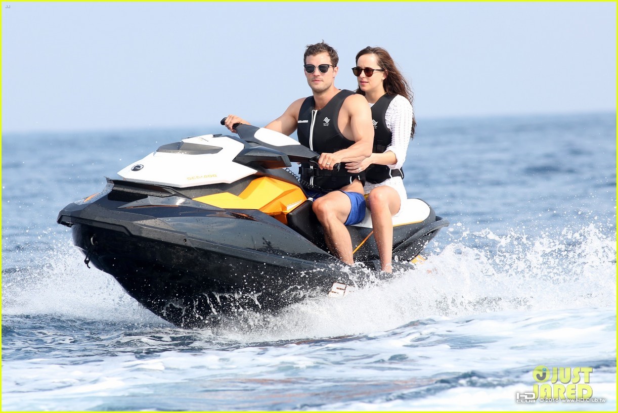 fifty-shades-movies-have-officially-wrapped-09.jpg