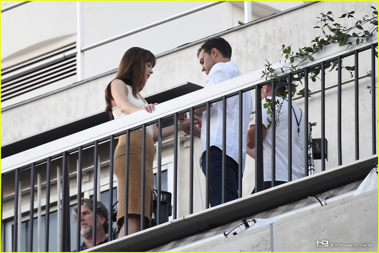 jamie-dornan-dakota-johnson-kiss-overlooking-the-eiffel-tower-01.jpg