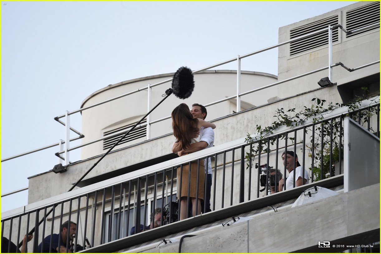 jamie-dornan-dakota-johnson-kiss-overlooking-the-eiffel-tower-08.jpg