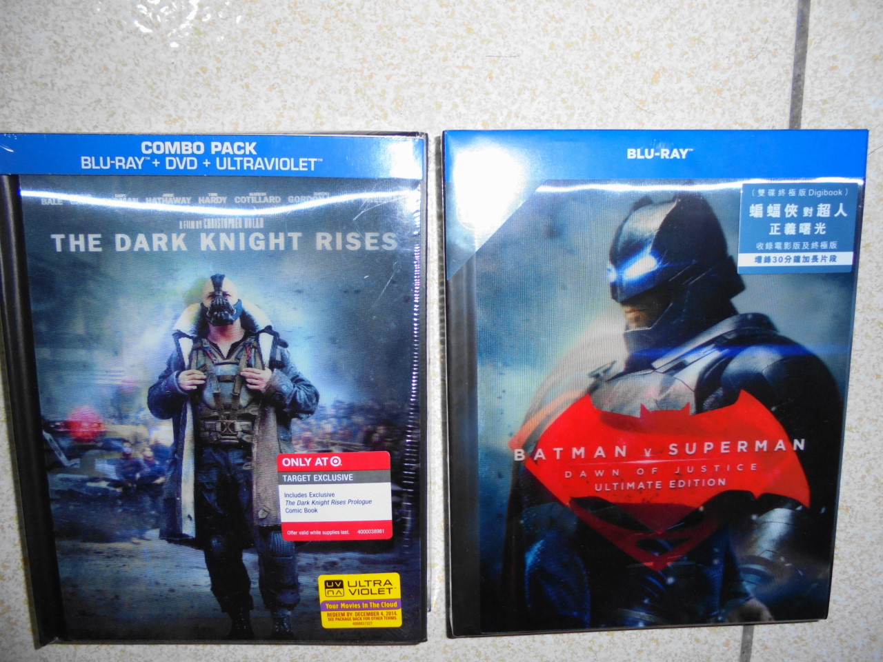 左邊是黑暗騎士：黎明昇起美國Target獨賣版，也是閃卡封面，內附開場戲的漫畫。 ...