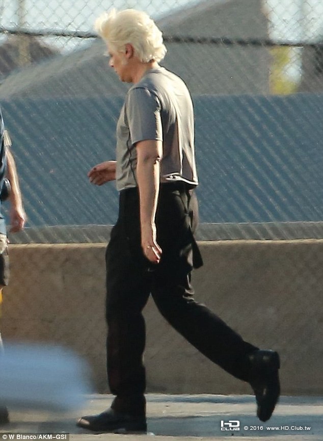 372B3EFC00000578-3738472-Benicio_Del_Toro_sported_a_white_wig_and_brows_while_on.jpg