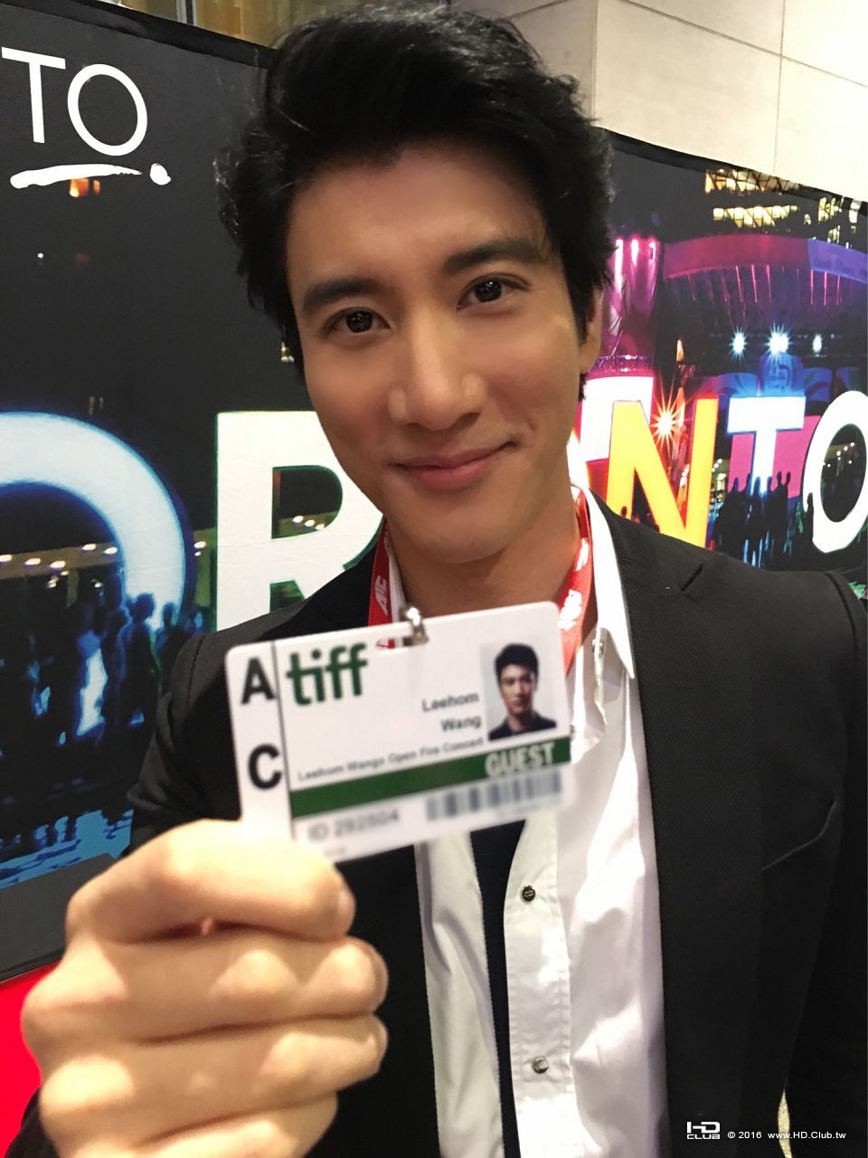 《火力全開》 多倫多首映前王力宏抵達會場拿到貴賓工作證.jpg