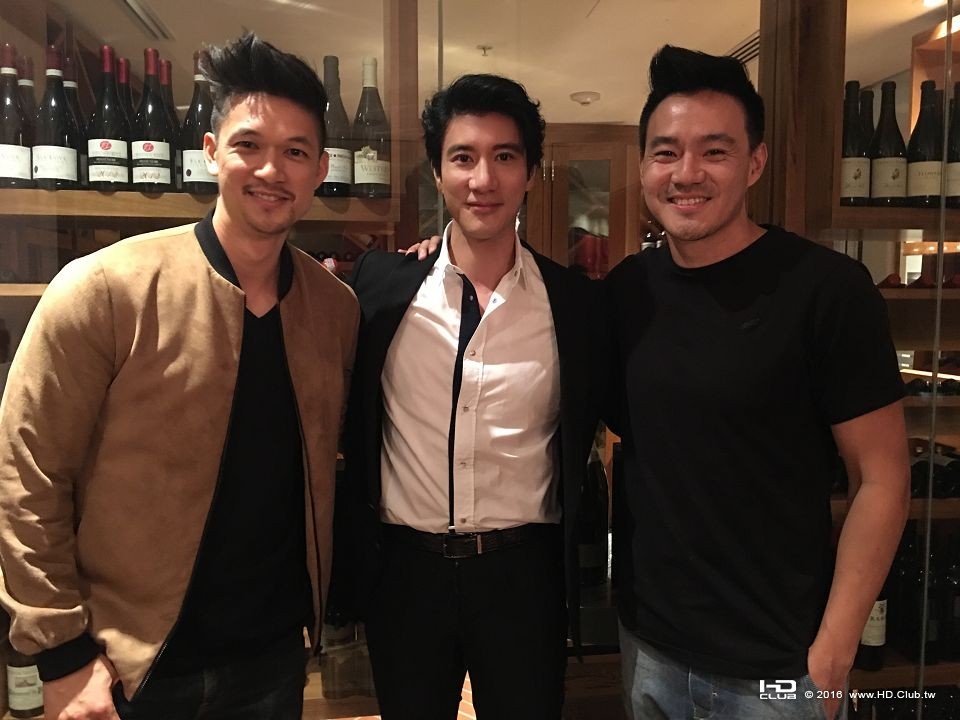 《火力全開》 王力宏抵達多倫多後抽空和友人(左起)演員岑勇康、導演Phil Wang聚餐.jpg.jpg