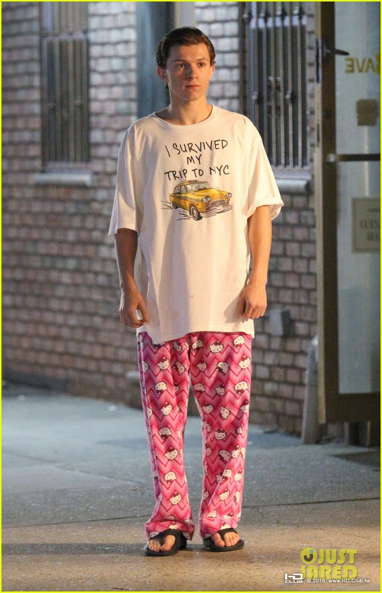 tom-holland-spiderman-queens-hello-kitty-02.jpg