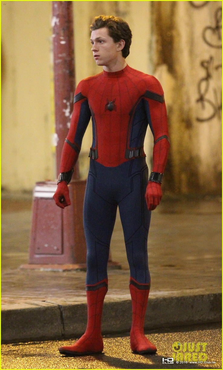 tom-holland-spiderman-queens-hello-kitty-05.jpg