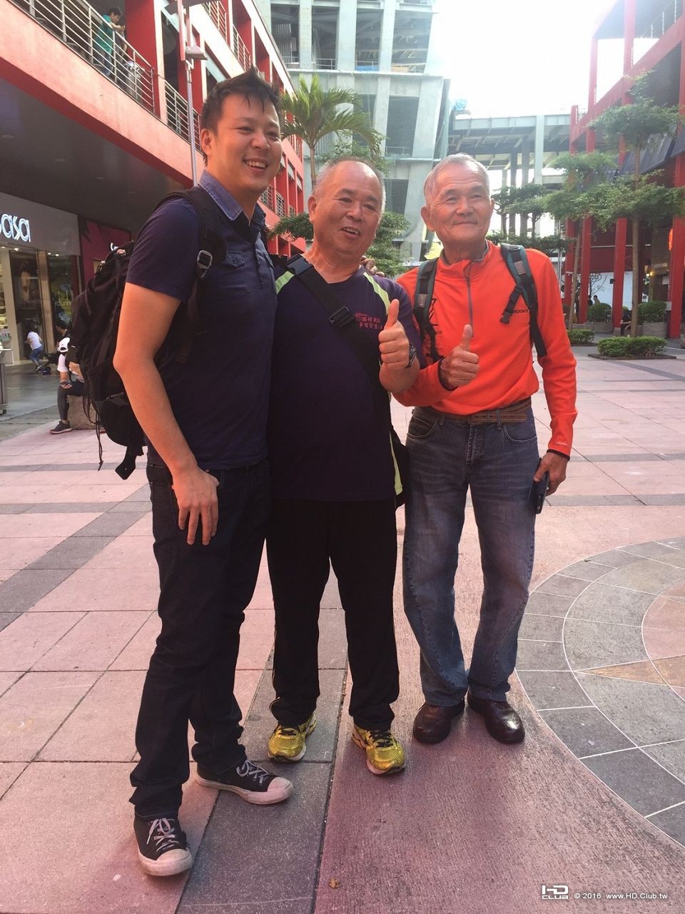 《單車天使》左起導演周抱樸、前院長吳文輝、志工宋伯試片後合影.jpg.jpg