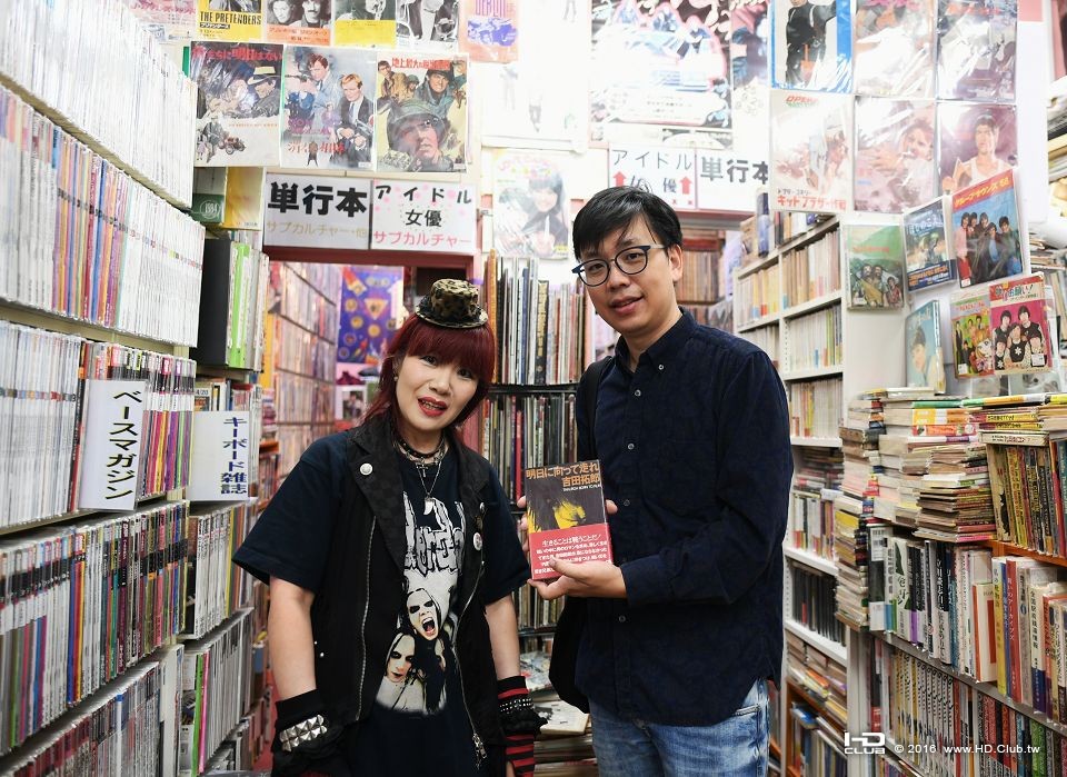 《四十年》導演侯季然和【BUNKEN ROCK SIDE】書店老闆娘合影.jpg