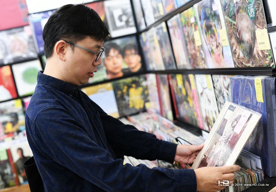 《四十年》導演侯季然前往disk union二手CD店.jpg