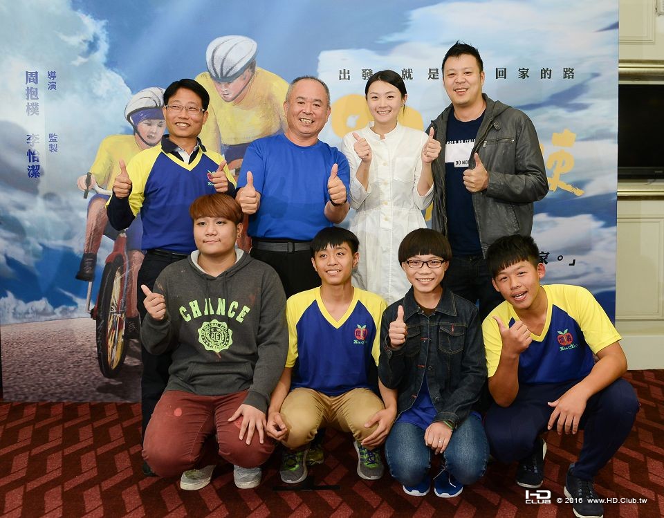 《單車天使》 首映會大合照後排左起信義育幼院副院長陳順義、前院長吳文輝、監製李怡.jpg