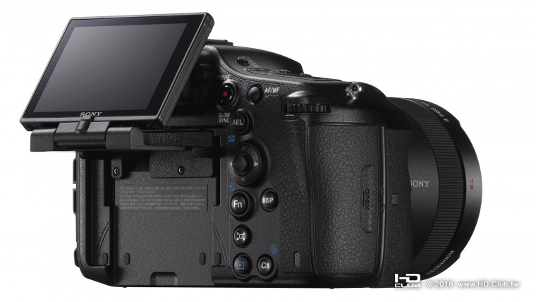 Sony α99 II 機身體積較前代機種 小8%，且具備防塵防滴設計，提供專業攝影師更佳的操.jpg