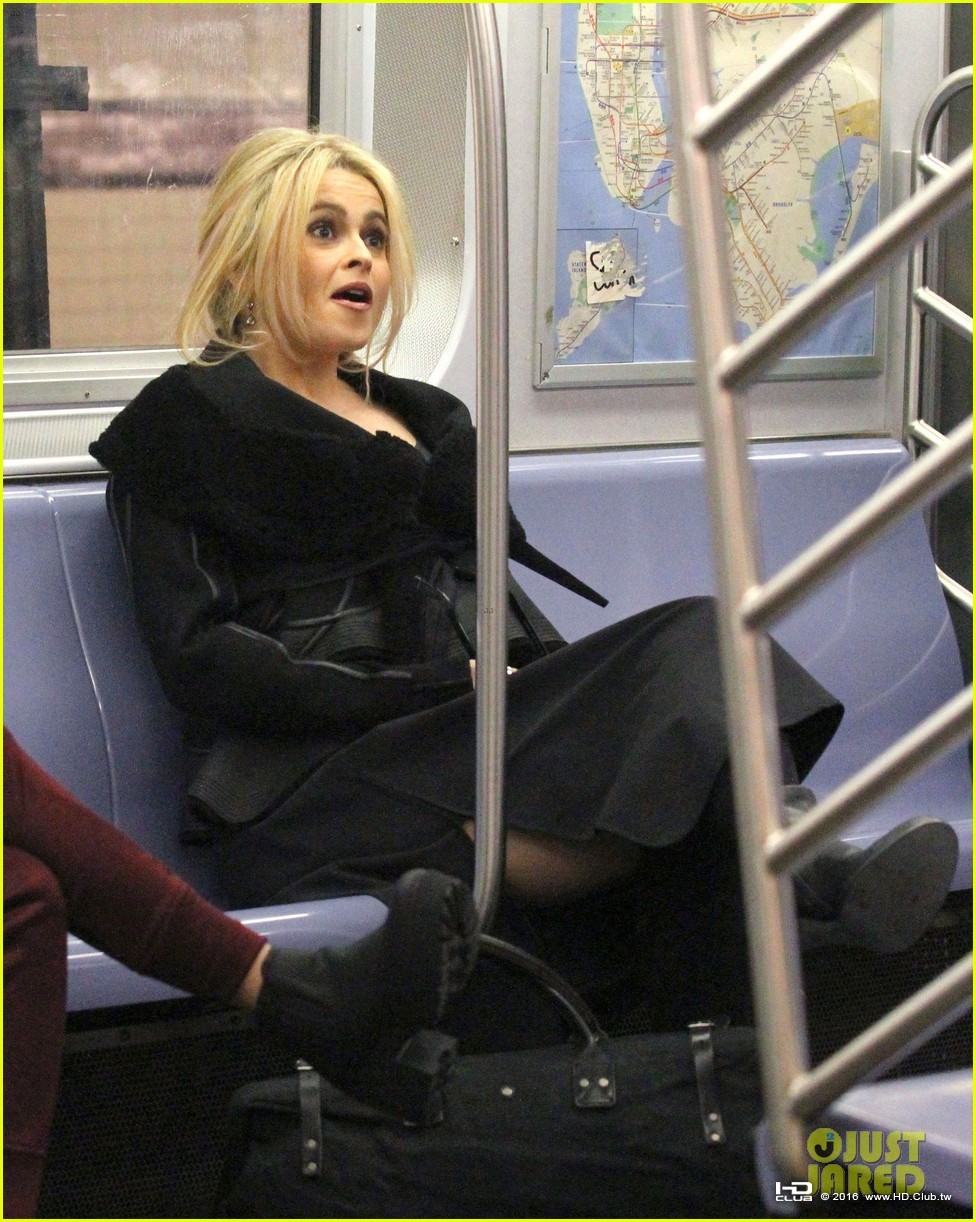 rihanna-oceans-8-cast-subway-nyc-filming-17.jpg