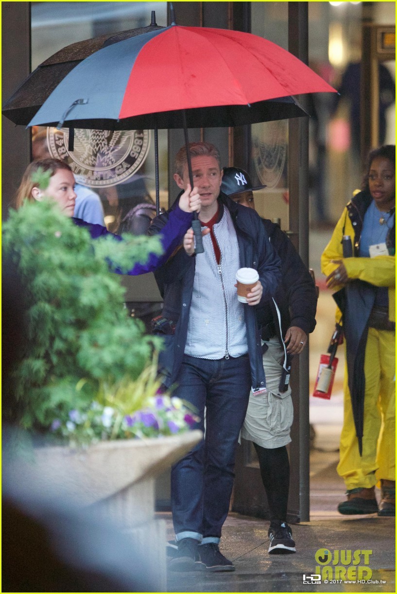 martin-freeman-chadwick-boseman-black-panther-set-01.jpg