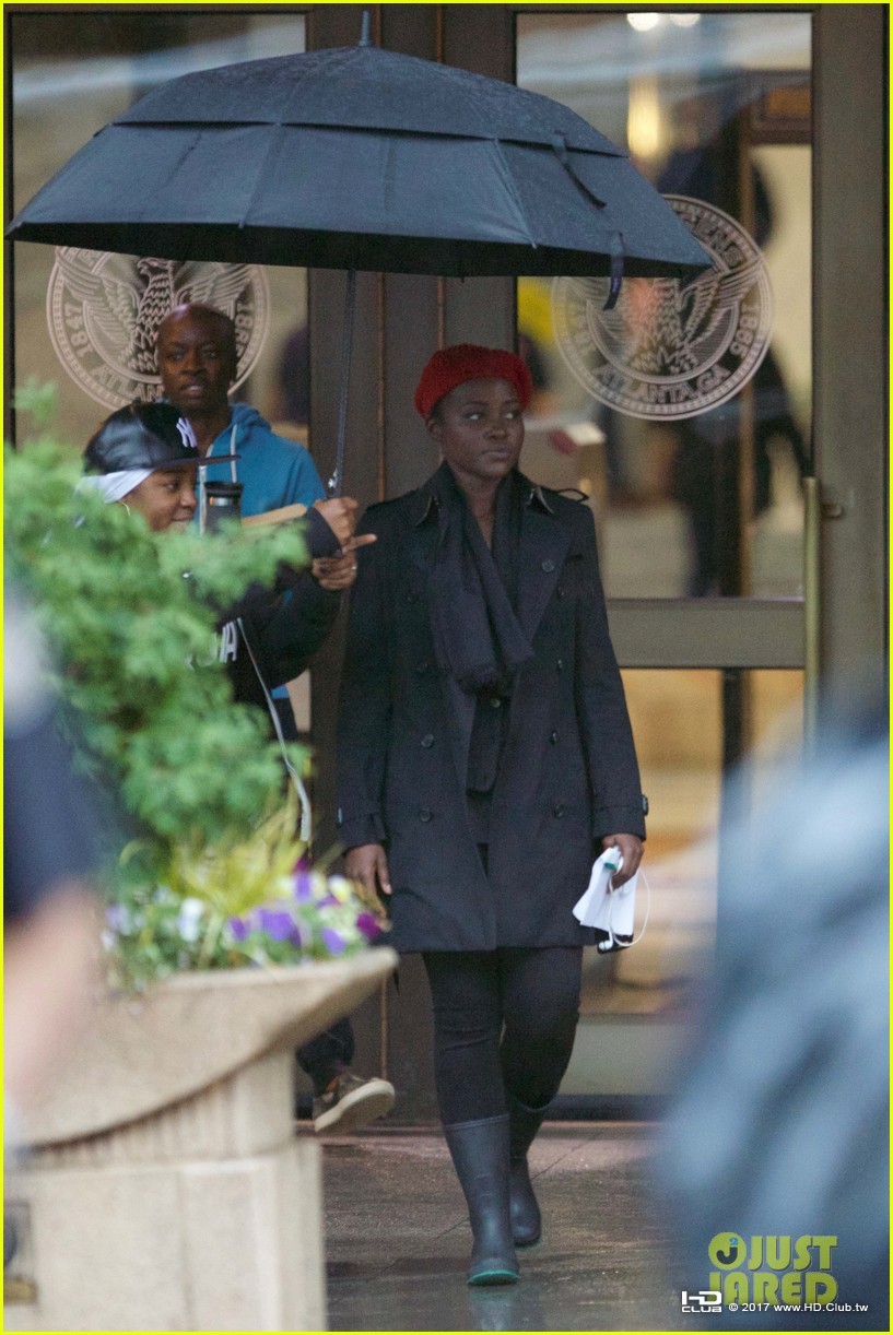 martin-freeman-chadwick-boseman-black-panther-set-03.jpg