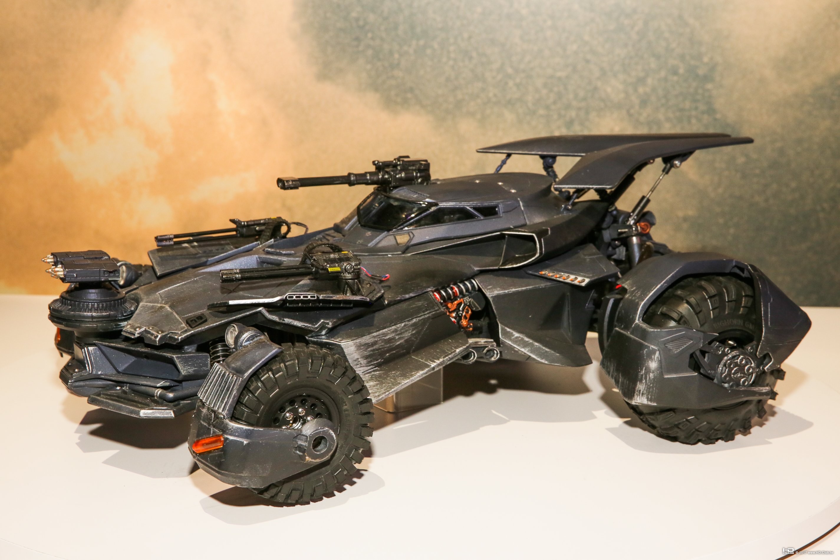 justice-league-batmobile-20.jpg