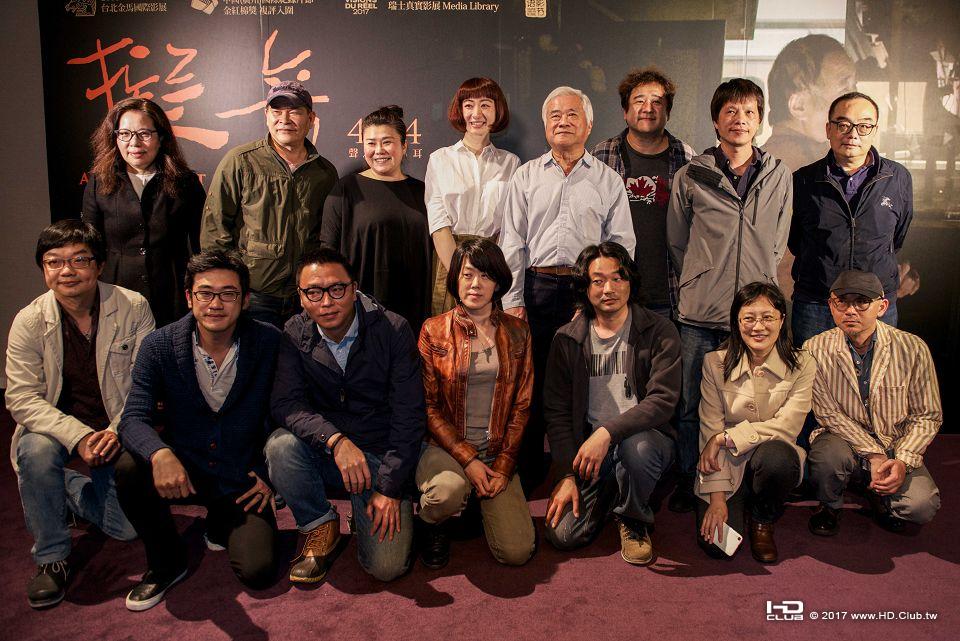 《擬音》首映會導演們齊聚向胡師傅致意，前排左起資深混音師曹源峰、導演胡皓翔、沈可.jpg