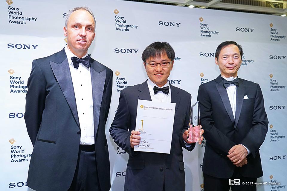 台灣區域國家獎得主-陳翰旭（中）與世界攝影組織執行長-Scott Gray （左）及 Sony 數.jpg