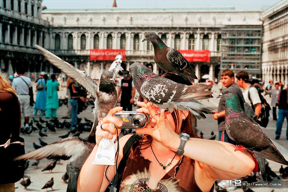 傑出貢獻攝影師獎得主- 英國紀實攝影大師 Martin Parr 的作品也將於倫敦Somerset Hous.jpg