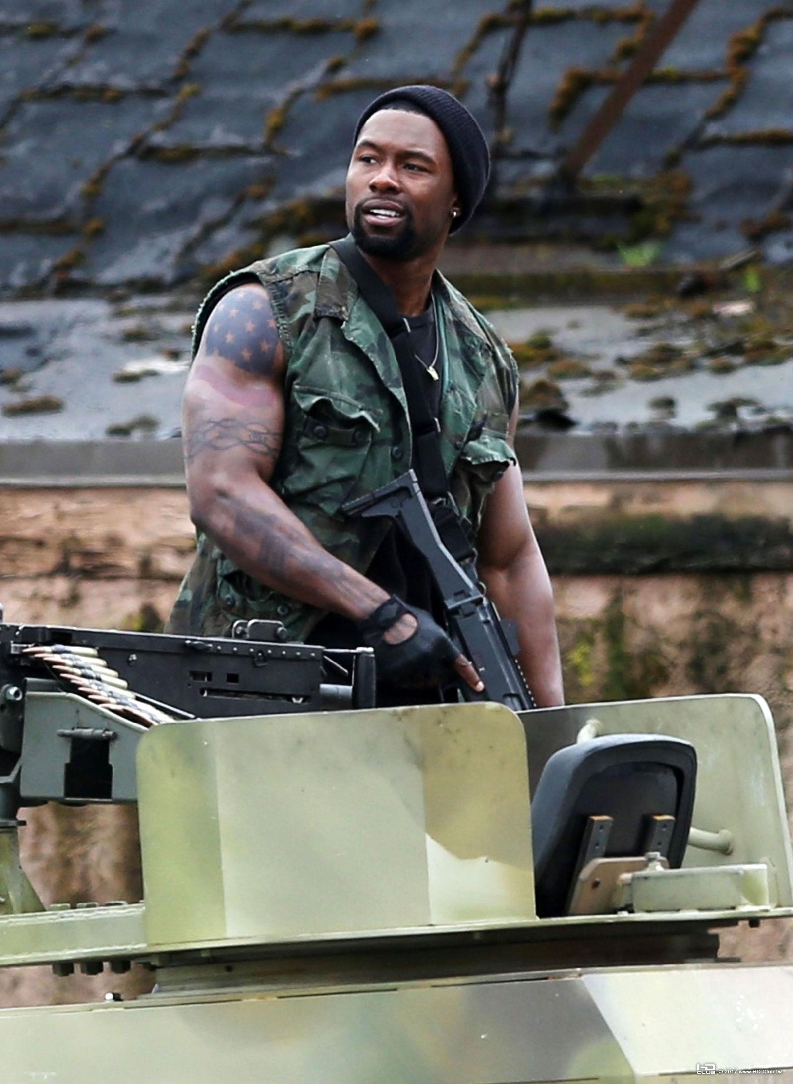 gallery-1493116699-trevante-rhodes-the-predator.jpg