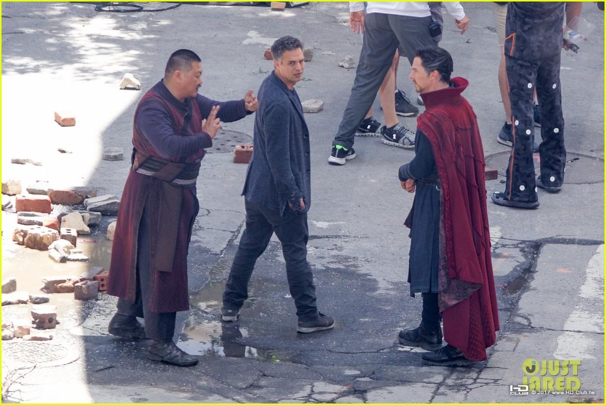 robert-downey-jr-films-avengers-infinity-war-with-benedict-cumberbatch-01.jpg