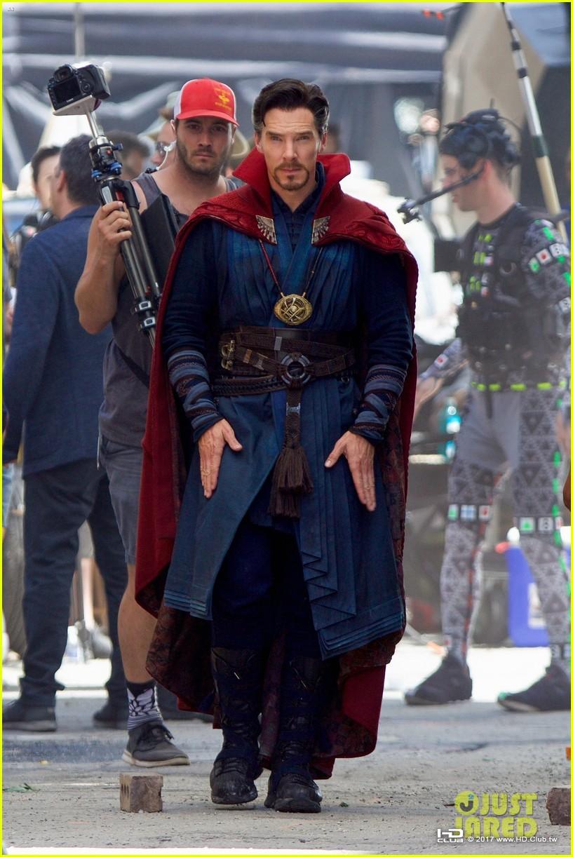 robert-downey-jr-films-avengers-infinity-war-with-benedict-cumberbatch-29.jpg