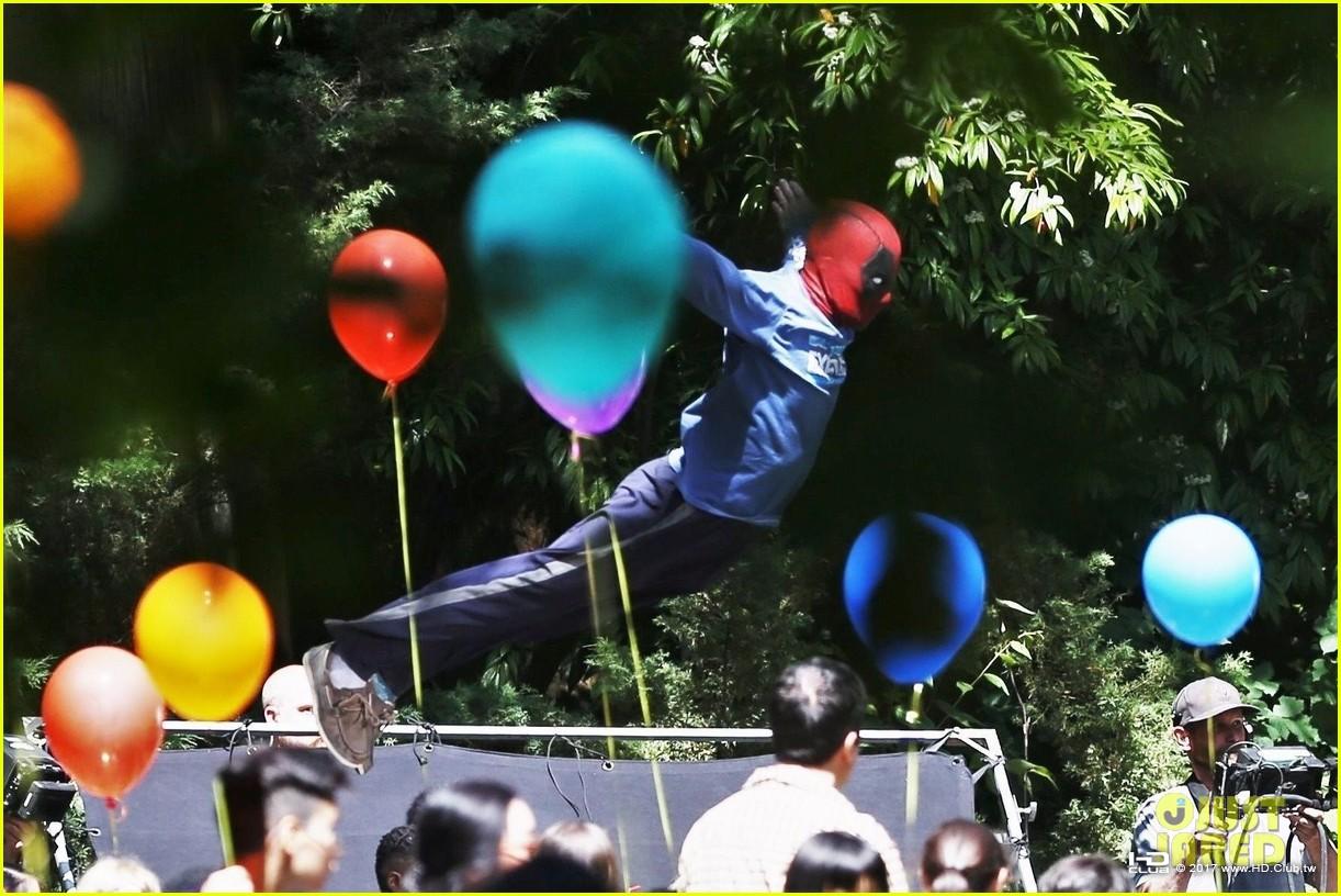 ryan-reynolds-deadpool-flies-into-a-kids-birthday-party-01.jpg