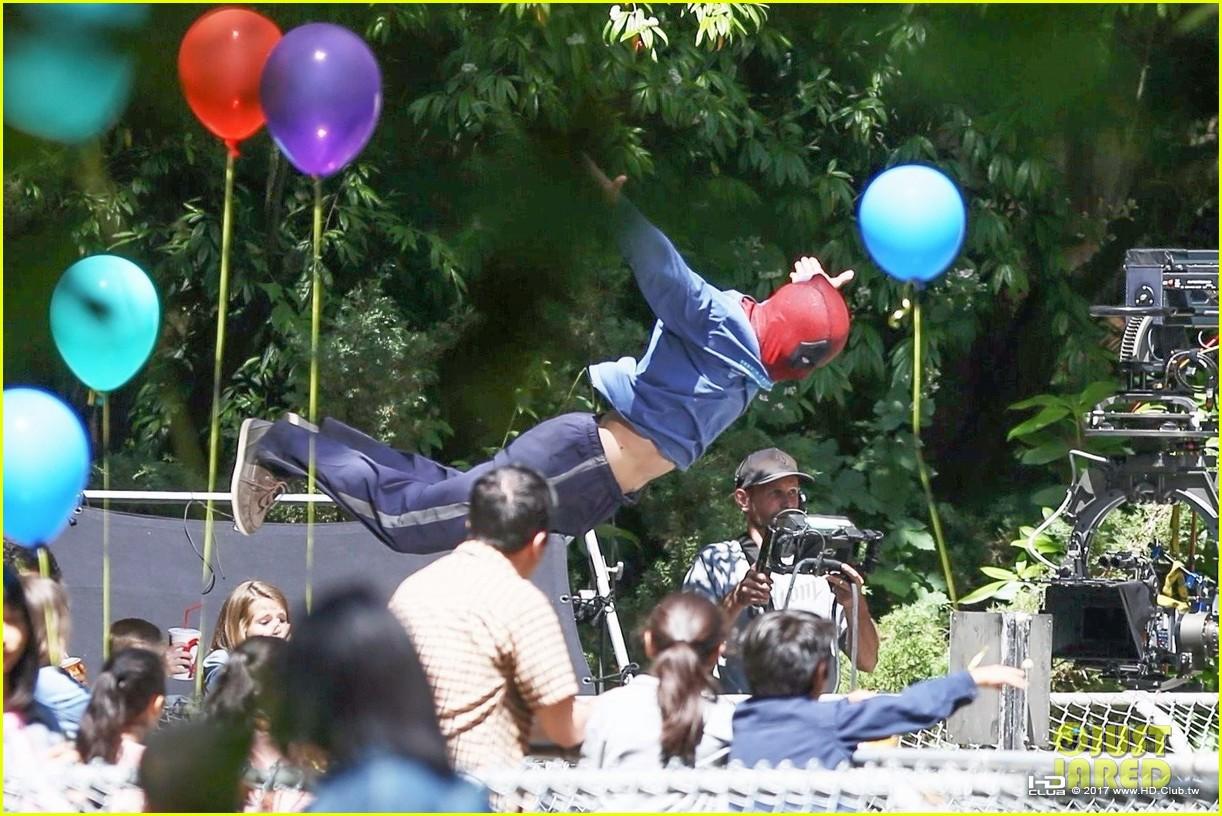 ryan-reynolds-deadpool-flies-into-a-kids-birthday-party-06.jpg