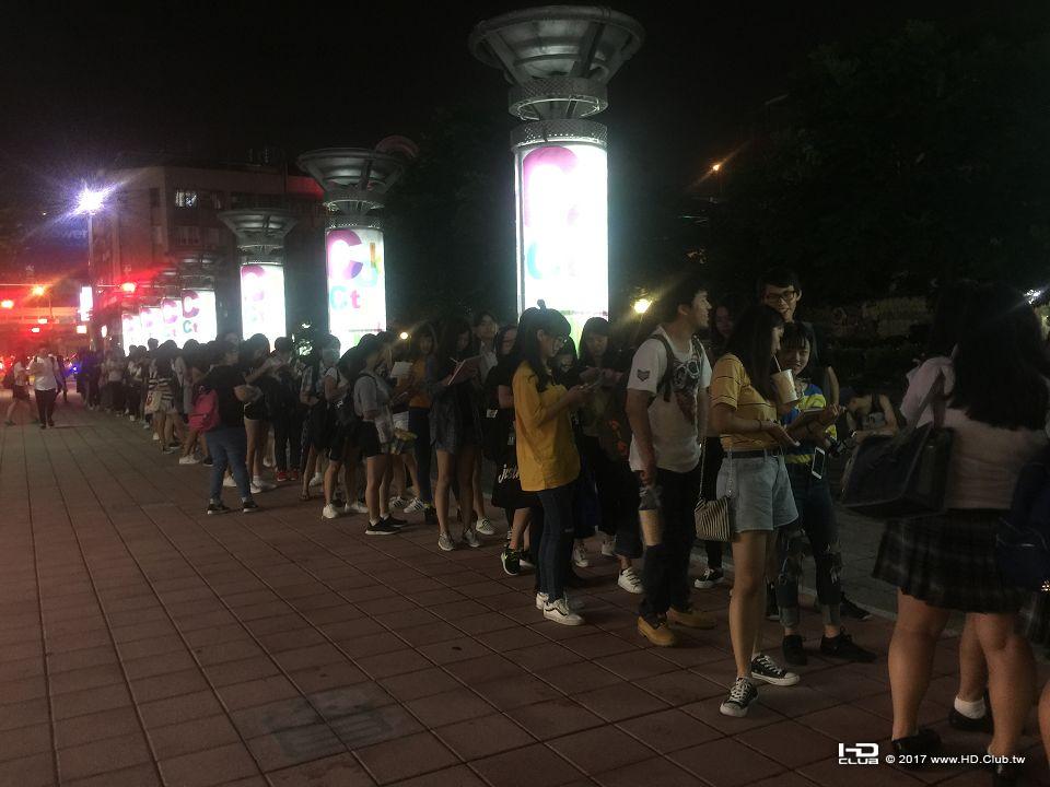 西門町影城前排隊人潮.jpg