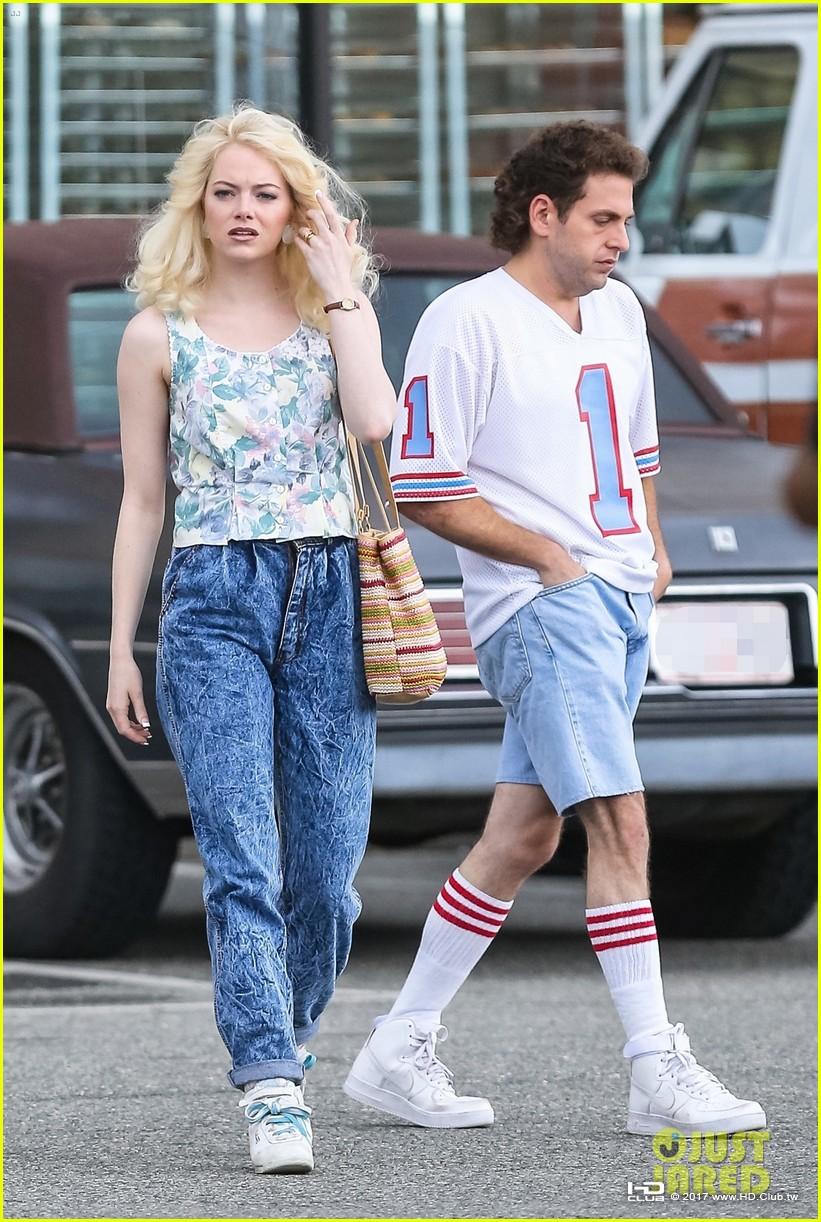 emma-stone-and-jonah-hill-bring-back-the-80s-on-maniac-set-07.jpg