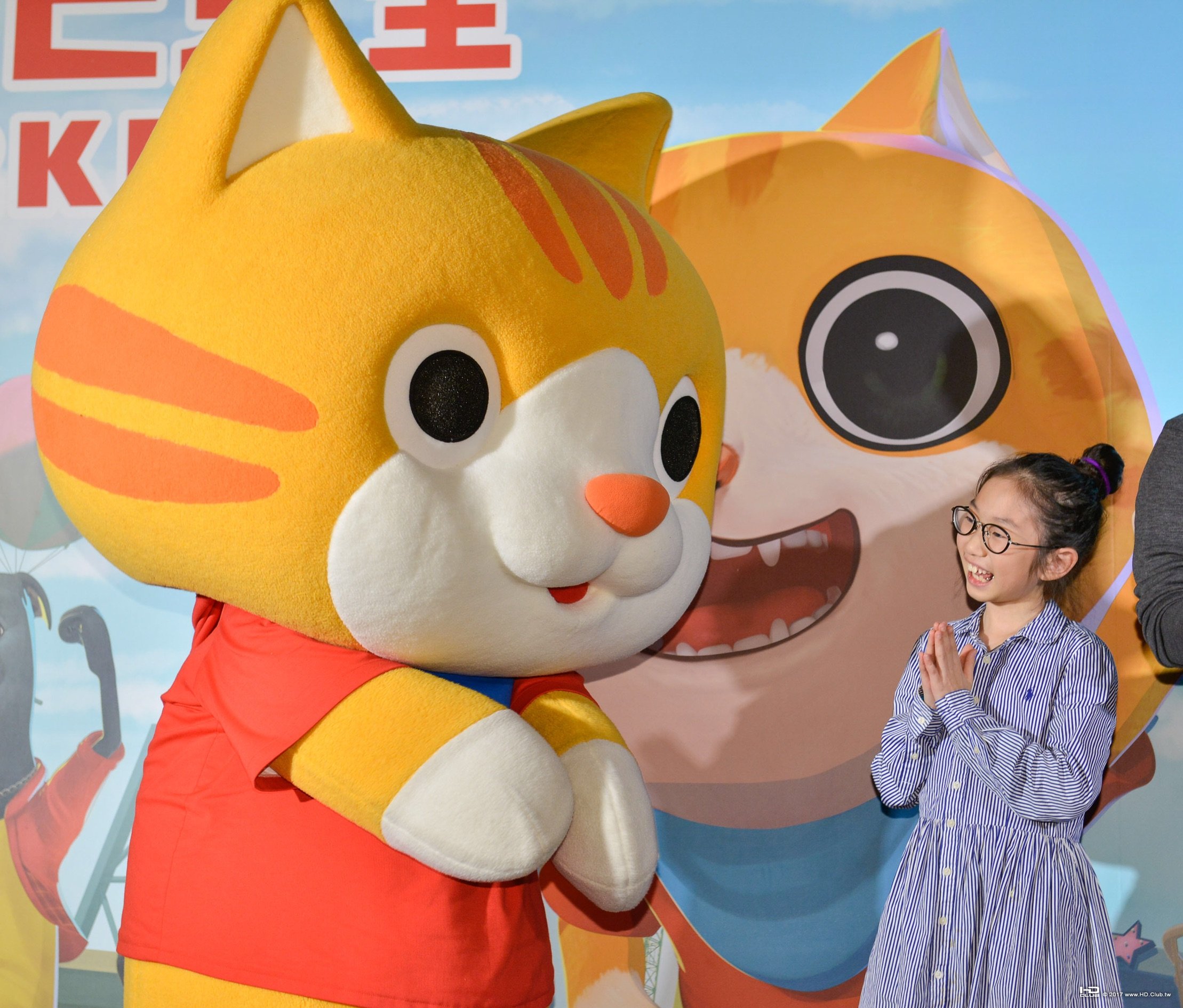 屈中恆女兒屈沁妍開心出席首映會.jpg