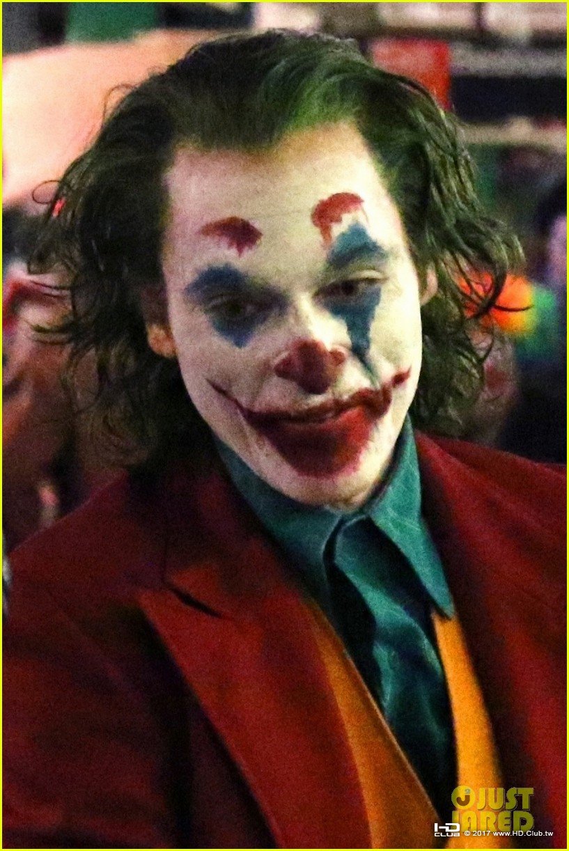 joaquin-phoenix-transforms-into-the-joker-filming-riot-scene-28.jpg