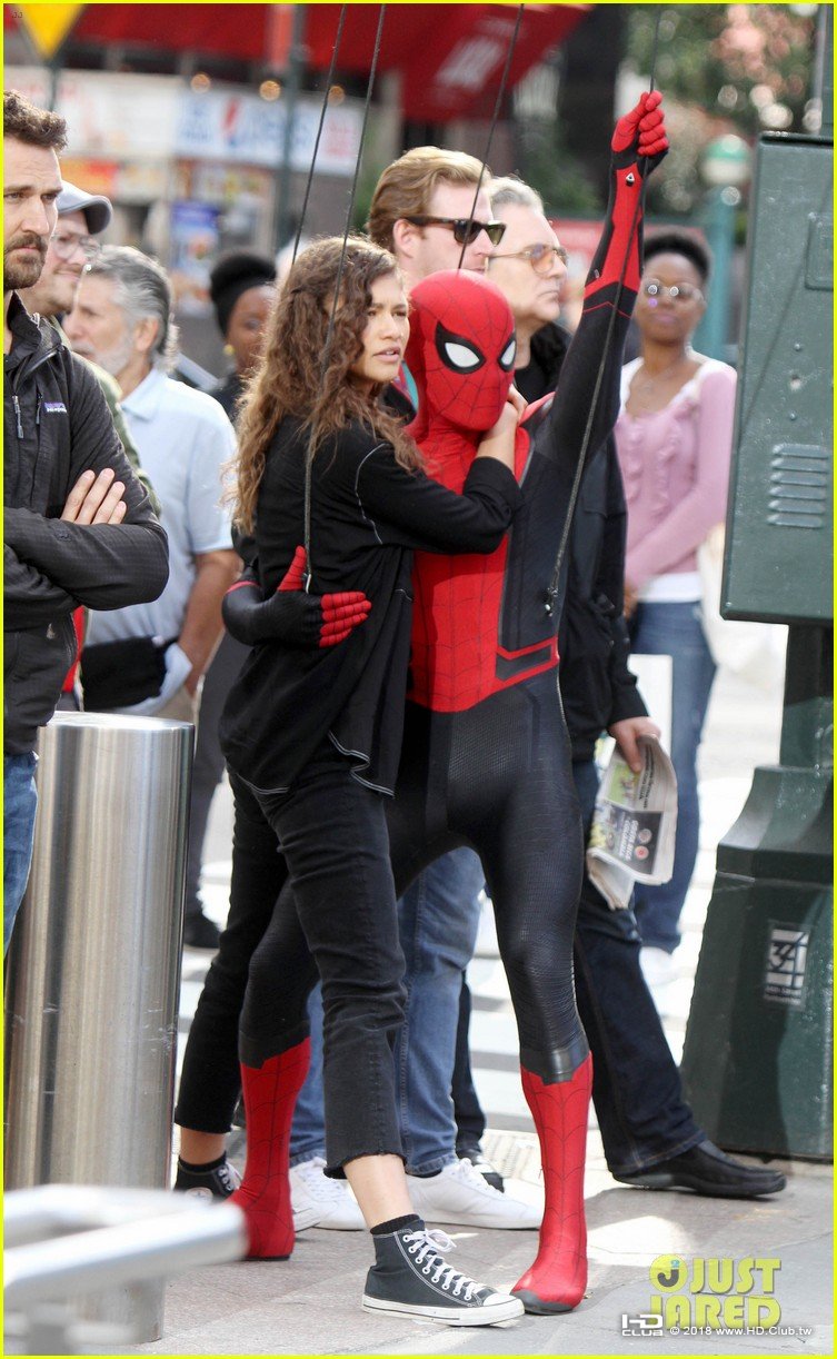 tom-holland-dons-spider-man-far-from-home-costume-while-filming-with-zendaya-in-nyc01.jpg