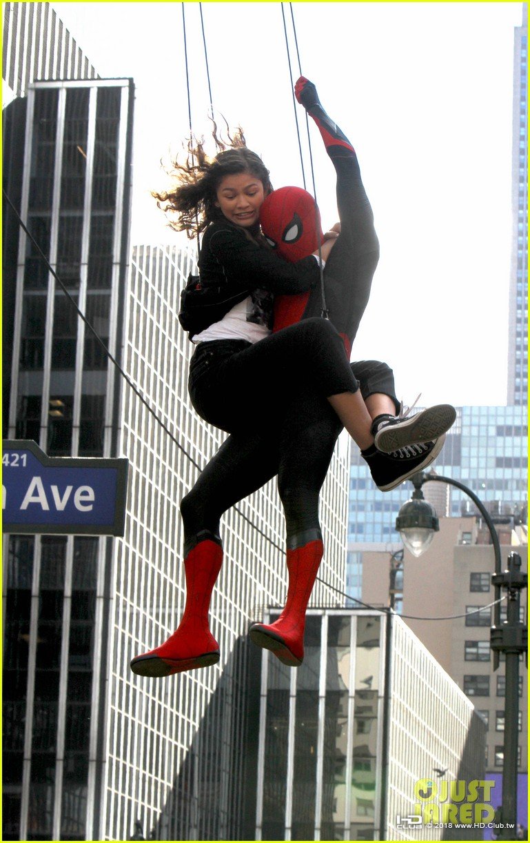 tom-holland-dons-spider-man-far-from-home-costume-while-filming-with-zendaya-in-nyc02.jpg