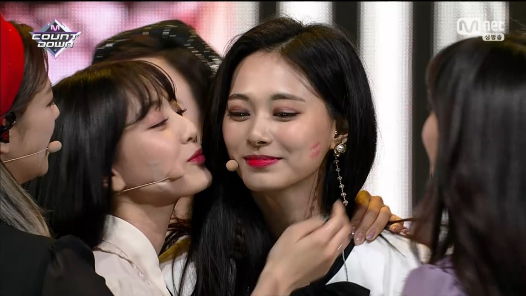 (dlvhpme3100)TWICE - MC Cut + Yes or Yes + Encore (M!Countdown 2018.11.15).ts_sn.jpg