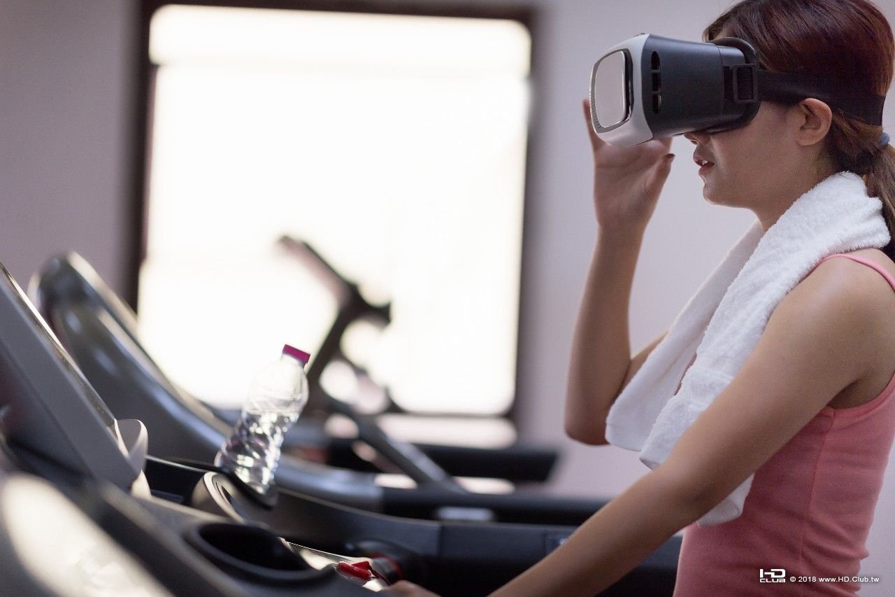 戴上VR頭戴式耳機，像是穿戴上運動員般的決心和意志力，讓你輕鬆燃燒卡路里。.jpg.jpg
