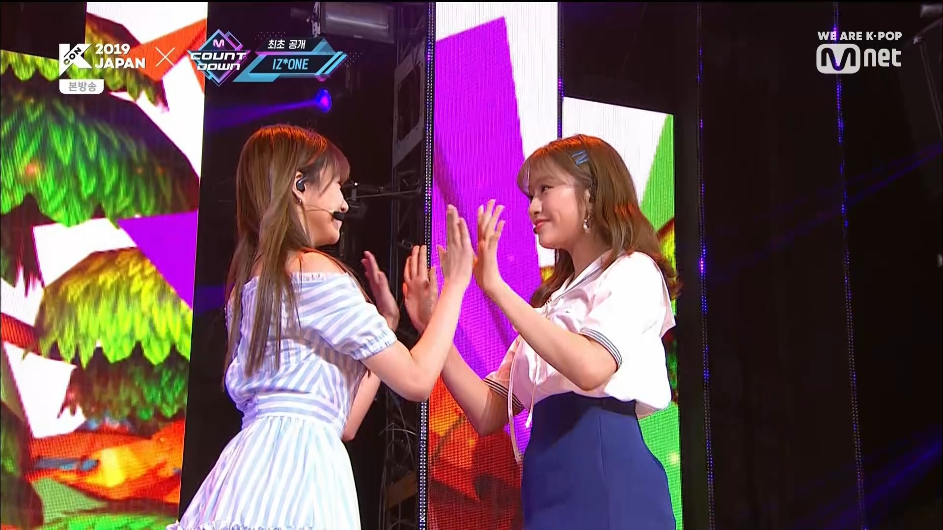 190530 Mnet KCON 2019 JAPAN IZONE - Intro + Airplane.ts_20190531_060142.571.jpg