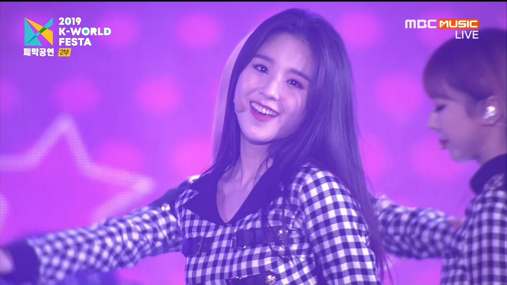 190824 MBC 2019 K-WORLD FESTA LOONA - Butterfly + Hi High.ts_20190825_095011.128.jpg